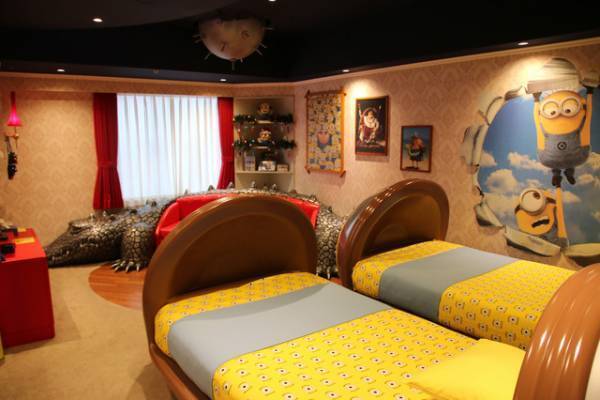 【USJ】ミニオンたちがクリスマス装飾をお手伝い！ホテルにも注目