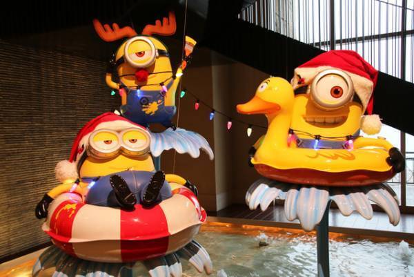 【USJ】ミニオンたちがクリスマス装飾をお手伝い！ホテルにも注目