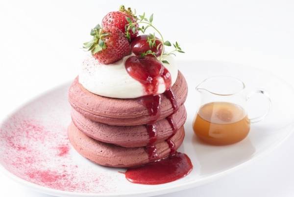 NYでも人気！“レッドベルベットケーキ”をビーツでアレンジ 「ミクロコスモス」期間限定パンケーキ