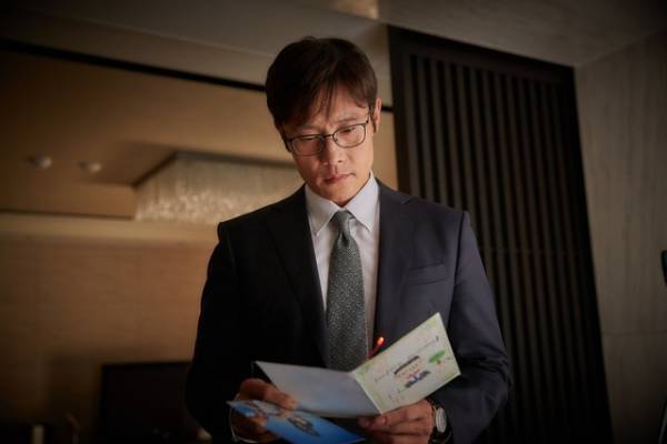 イ・ビョンホン、悪の魅力封印！ これまでのイメージ覆す場面写真公開『エターナル』