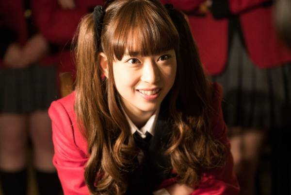 浜辺美波vs森川葵が賭け狂う！高杉真宙は人間椅子に!? 「賭ケグルイ」第1話