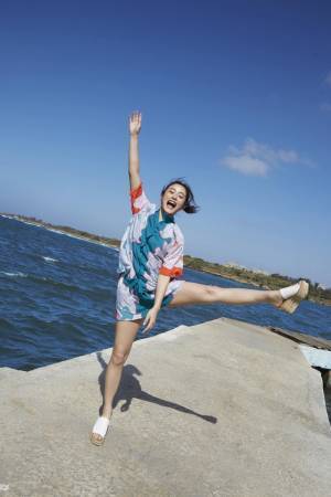 石原さとみ写真集、15万部突破！ 未収録カットを公開