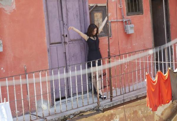 石原さとみ写真集、15万部突破！ 未収録カットを公開