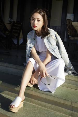 石原さとみ写真集、15万部突破！ 未収録カットを公開