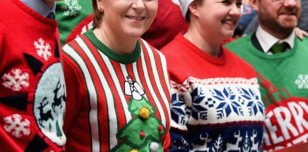 今年もアグリーセーター祭り！セレブが家族と過ごしたクリスマス