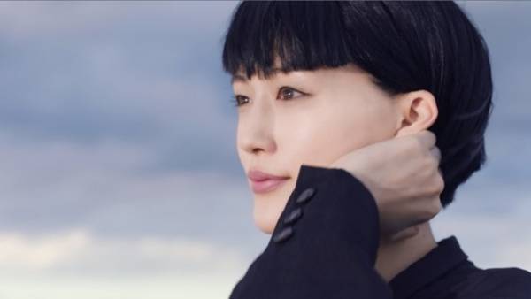 綾瀬はるか、60年代大流行のミニスカート姿披露！新CM