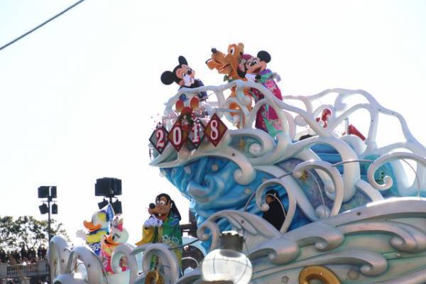 【ディズニー】ハーバーでも戌年をお祝い！シーの「ニューイヤーズ・グリーティング」