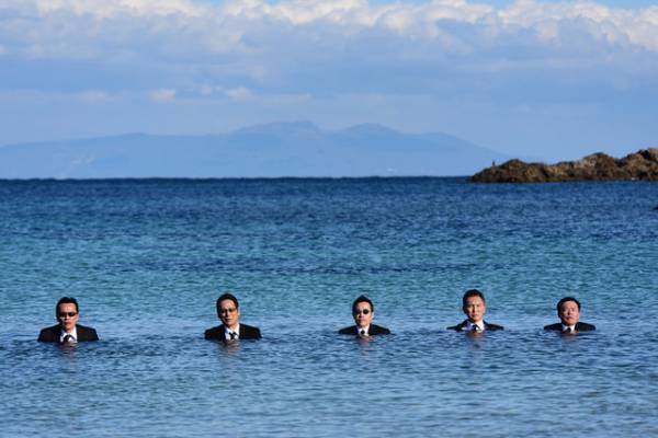 大杉漣ら“バイプレイヤーズ”が海から登場！度肝抜くOP写真公開