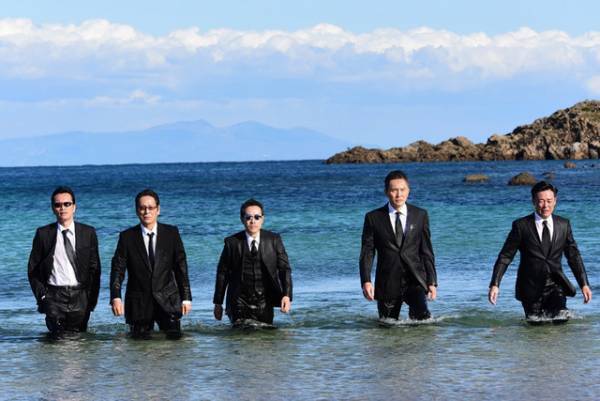 大杉漣ら“バイプレイヤーズ”が海から登場！度肝抜くOP写真公開