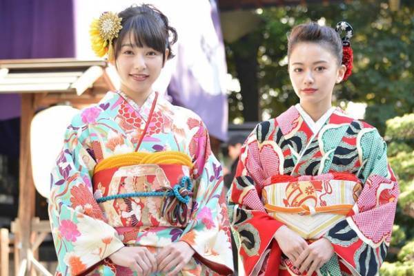 山本舞香＆桜井日奈子、艶やかな晴れ着姿を披露！