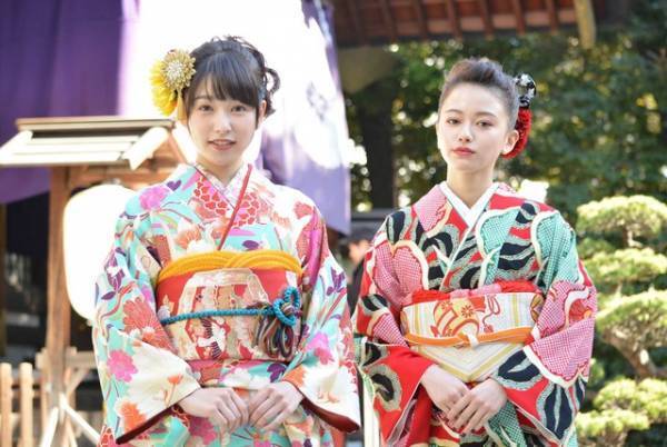 山本舞香＆桜井日奈子、艶やかな晴れ着姿を披露！