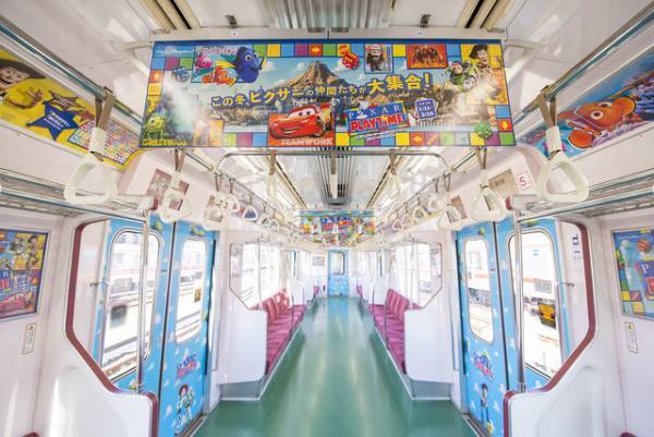 【ディズニー】ピクサー映画のキャラクターたちが新宿駅をプチジャック！