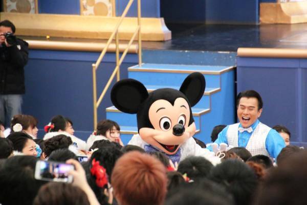 【ディズニー】ミッキーたちが門出を祝福！浦安市成人式、TDL開催では過去最多の新成人