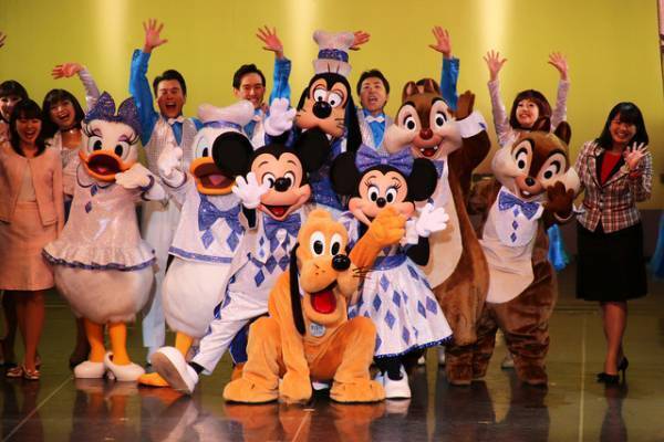【ディズニー】ミッキーたちが門出を祝福！浦安市成人式、TDL開催では過去最多の新成人
