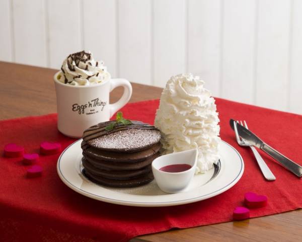濃厚チョコを楽しむ、バレンタイン限定パンケーキ登場！「Eggs 'n Things」