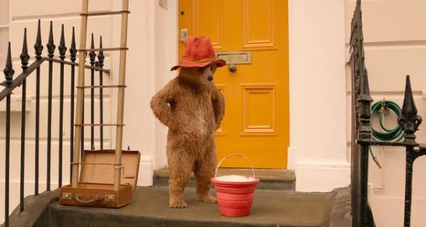 ピンクな囚人服はまさかの“色落ち”!? ドジっ子全開な『パディントン2』特別映像