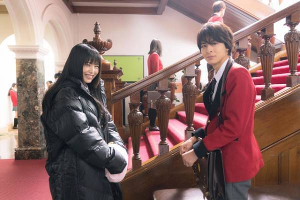 浜辺美波＆高杉真宙、本気＆熱気ムンムン！「賭ケグルイ」撮影現場レポ到着