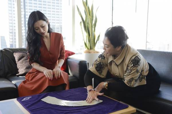 壇蜜、超有名占い師・ステラ薫子からタロット占い指導！「ホリデイラブ」