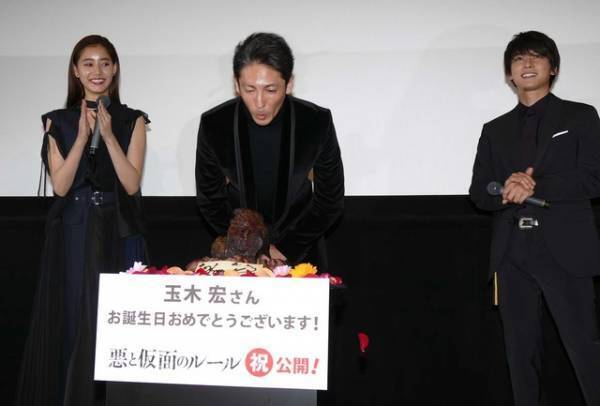 玉木宏、誕生祝いの“肉ケーキ”に舌鼓　主演作公開の翌日に38歳に！