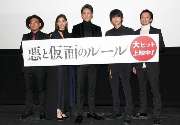 玉木宏、誕生祝いの“肉ケーキ”に舌鼓　主演作公開の翌日に38歳に！