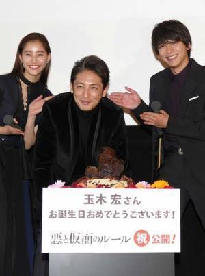 玉木宏、誕生祝いの“肉ケーキ”に舌鼓　主演作公開の翌日に38歳に！
