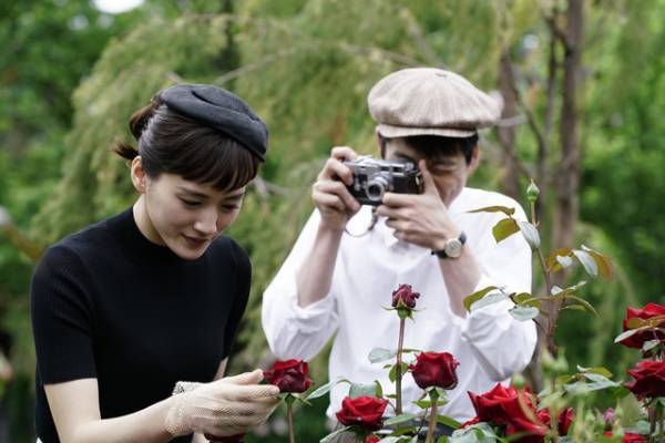 綾瀬はるか＆坂口健太郎、微笑ましいデート写真初公開！『今夜、ロマンス劇場で』