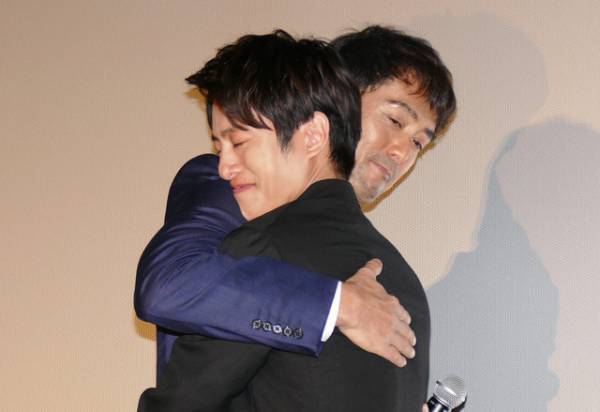 阿部寛、男泣きの溝端淳平を熱烈ハグ…からの引退宣言!?