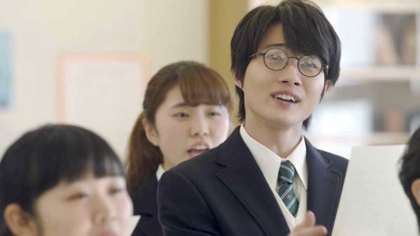 神木隆之介、“意識高すぎ”高校生に！au新シリーズCMに松本穂香と参戦