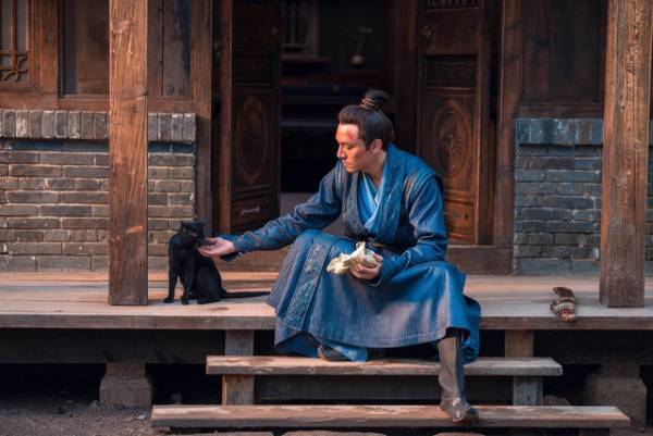 チャン・チェン、黒猫とたわむれるボッチ姿に萌えキュン！『修羅：黒衣の反逆』独占写真