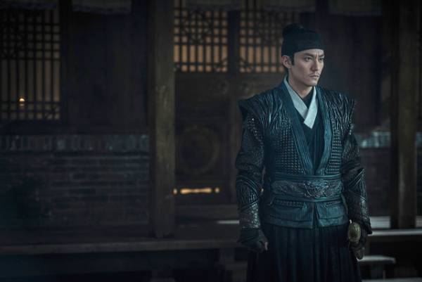 チャン・チェン、黒猫とたわむれるボッチ姿に萌えキュン！『修羅：黒衣の反逆』独占写真