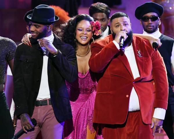 リアーナ、グラミー賞のパーティーでお腹を隠す仕草…妊娠説が加速！