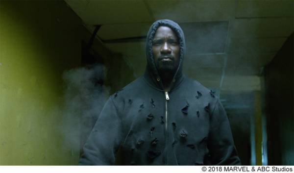 銃やナイフじゃ歯が立たない！鋼の体を持つ「マーベル／ルーク・ケイジ」ボーナス映像