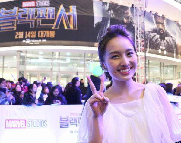 ももクロ・百田夏菜子、『ブラックパンサー』チャドウィックと“兄妹”対面！「日本の妹よ！」