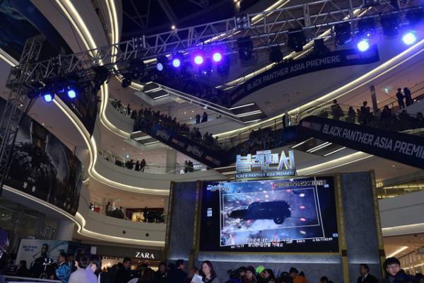 ももクロ・百田夏菜子、『ブラックパンサー』チャドウィックと“兄妹”対面！「日本の妹よ！」