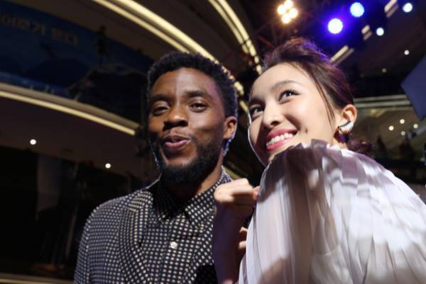 ももクロ・百田夏菜子、『ブラックパンサー』チャドウィックと“兄妹”対面！「日本の妹よ！」