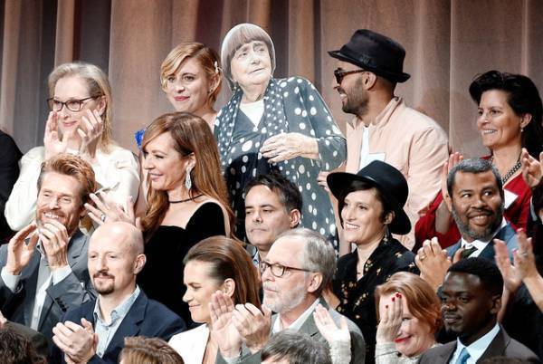 オスカーのランチパーティー開催、最も注目を集めたのは等身大ダンボール!?