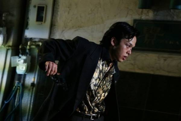 中村倫也の危険な色気に要注意!? 『孤狼の血』場面写真解禁