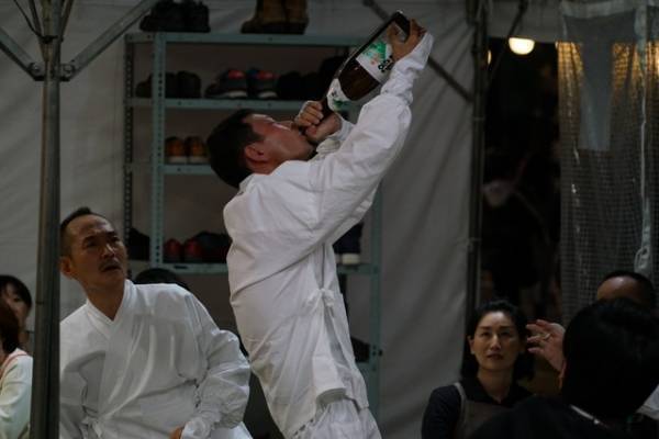 松田龍平がほっかむり姿を披露！ 奇祭“のろろ祭”って？ 『羊の木』