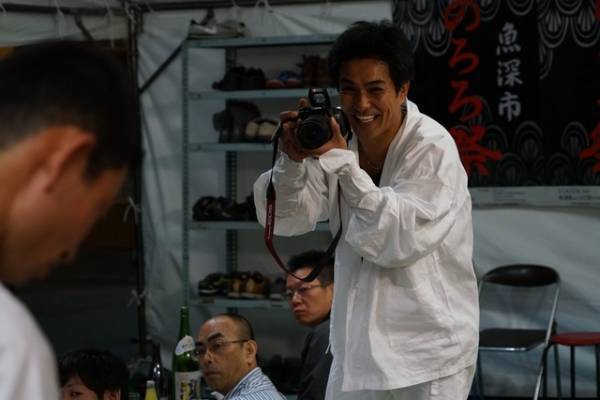 松田龍平がほっかむり姿を披露！ 奇祭“のろろ祭”って？ 『羊の木』