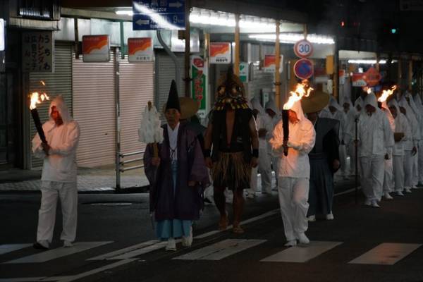 松田龍平がほっかむり姿を披露！ 奇祭“のろろ祭”って？ 『羊の木』