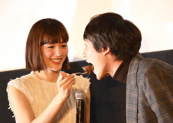 綾瀬はるか、坂口健太郎へ「あーん」！中尾明慶が嫉妬爆発「そういう特典つくの？」