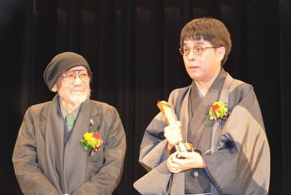 菅田将暉＆ヤン・イクチュン、溺愛すぎてチュ―寸前？「キネマ旬報ベスト・テン表彰式」