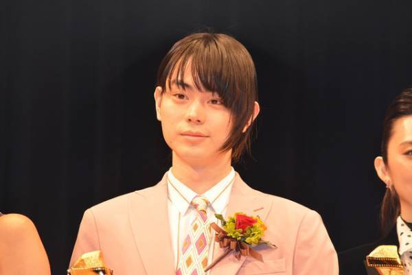 菅田将暉＆ヤン・イクチュン、溺愛すぎてチュ―寸前？「キネマ旬報ベスト・テン表彰式」