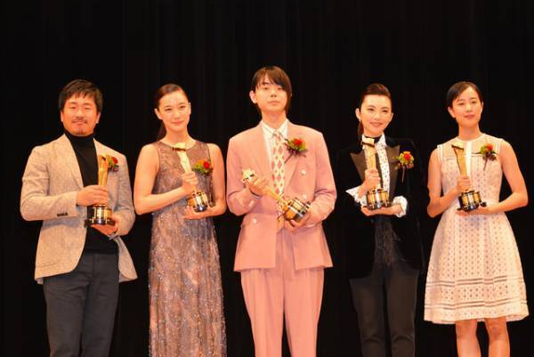 菅田将暉＆ヤン・イクチュン、溺愛すぎてチュ―寸前？「キネマ旬報ベスト・テン表彰式」