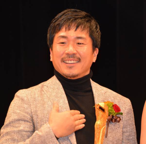 菅田将暉＆ヤン・イクチュン、溺愛すぎてチュ―寸前？「キネマ旬報ベスト・テン表彰式」