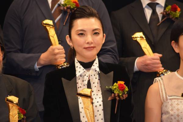 菅田将暉＆ヤン・イクチュン、溺愛すぎてチュ―寸前？「キネマ旬報ベスト・テン表彰式」