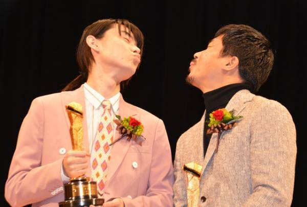 菅田将暉＆ヤン・イクチュン、溺愛すぎてチュ―寸前？「キネマ旬報ベスト・テン表彰式」