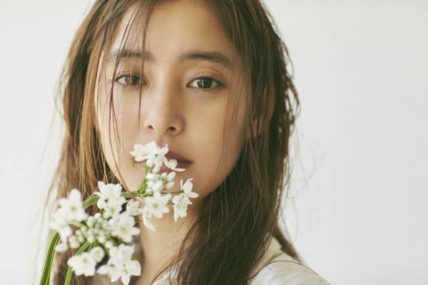 新木優子、ビューティー＆キュートな魅力溢れる2018年カレンダー発売