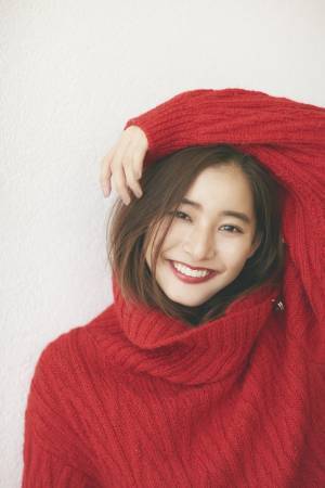 新木優子、ビューティー＆キュートな魅力溢れる2018年カレンダー発売