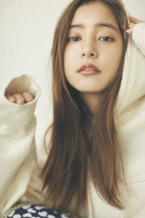 新木優子、ビューティー＆キュートな魅力溢れる2018年カレンダー発売